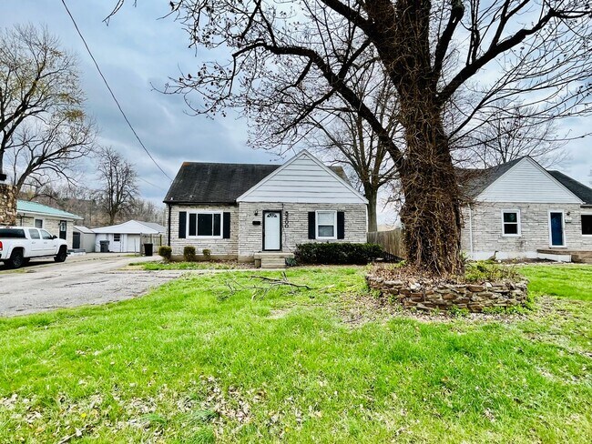 Building Photo - Four Bedroom off Dixie Highway