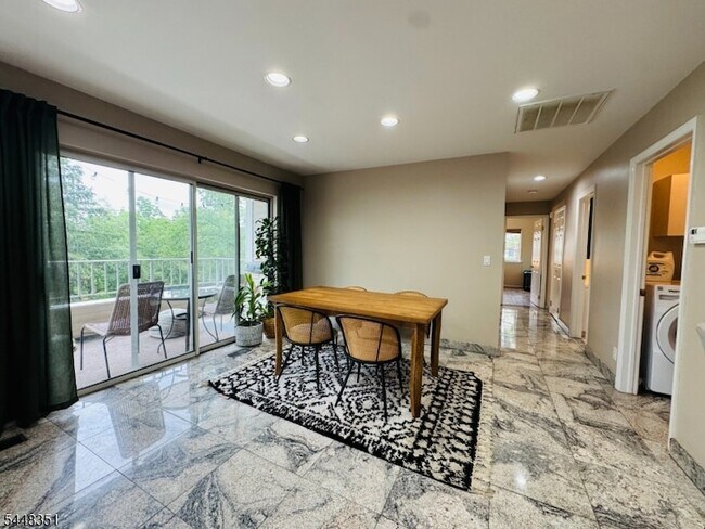 Foto del edificio - 50 W Lindsley Rd