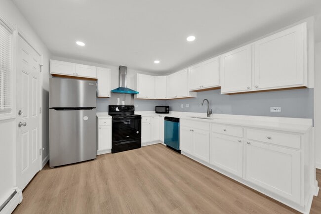 Building Photo - 8820 Robin Dr