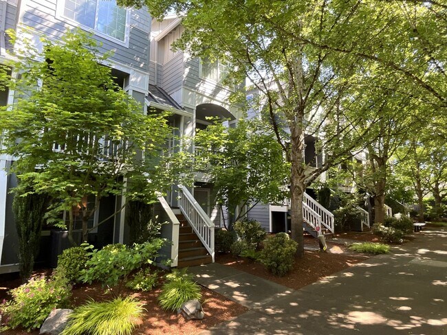 Foto del edificio - Modern 2 Bedroom + Bonus Room Townhome Near Nike with Dual En Suites, Balcony & Attached Garage
