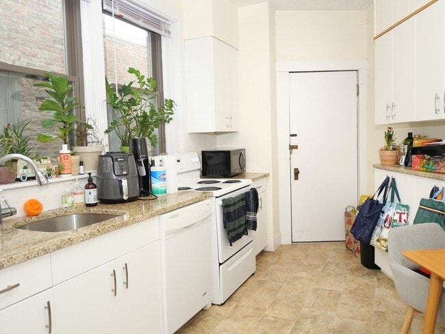 Building Photo - 1370 Beacon St