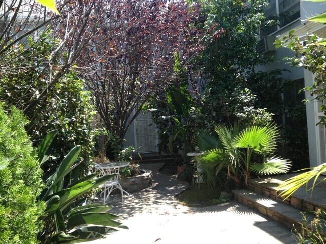 COURTYARD - 7650 Hollywood Blvd