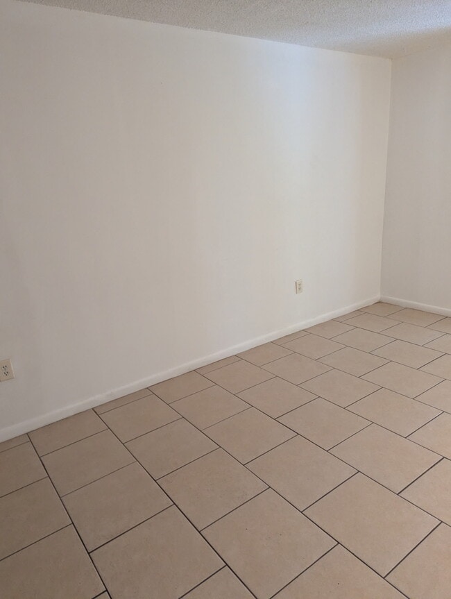 Building Photo - 555 Aster Ct