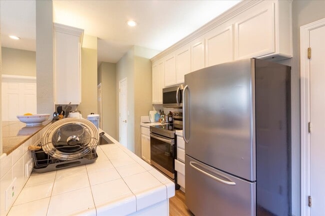 Building Photo - 1084 Portola Ave