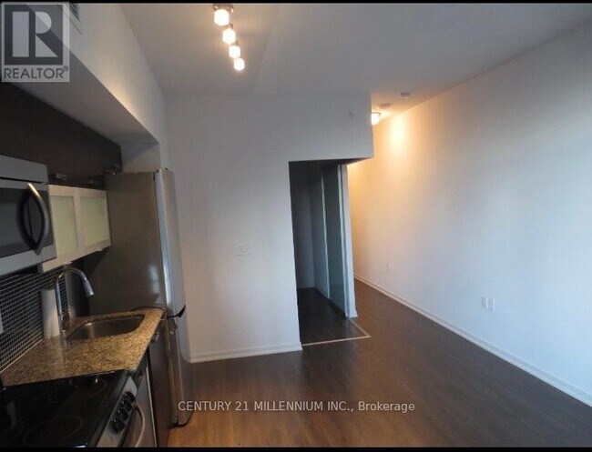Building Photo - 36 Lisgar St