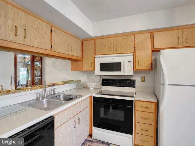 Building Photo - 1803 Village Rd