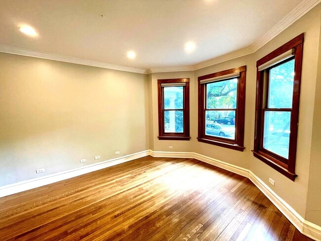 Building Photo - 4327 N Damen Ave
