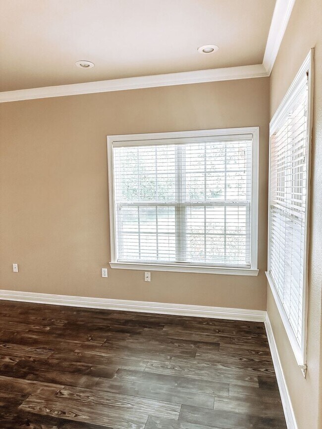 Building Photo - ** Move-in Special** Beautiful Townhome in...