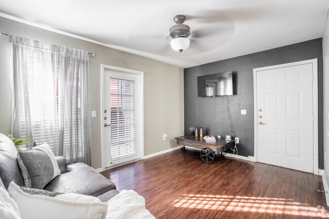 1BR, 1BA - 620SF - Living Room - Westport