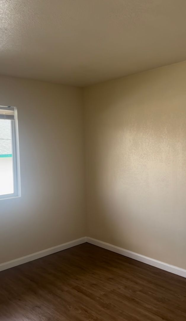 Building Photo - Clean 2 Bedroom with a Yard