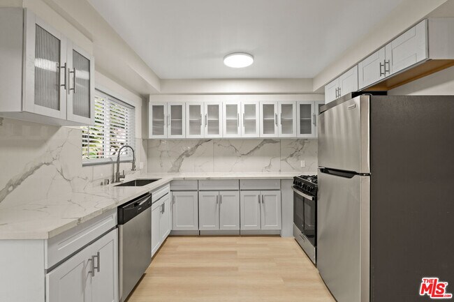 Foto del edificio - 7825 W Manchester Ave