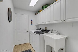 Building Photo - 1106 Jardin Dr