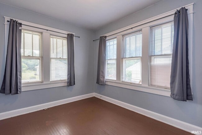 Building Photo - 204 S Clark St