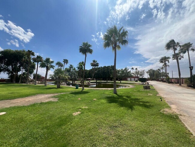 Foto del edificio - UNIQUE HOME ON ACREAGE!