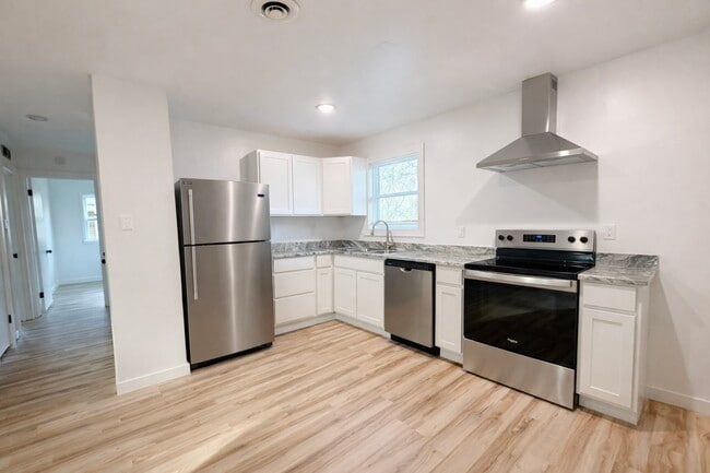 Building Photo - 2122 Sun Cir