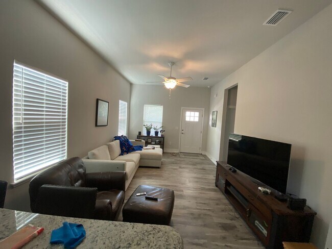 Foto del edificio - 3 BEDROOM 2 BATH HOME FALL 2026