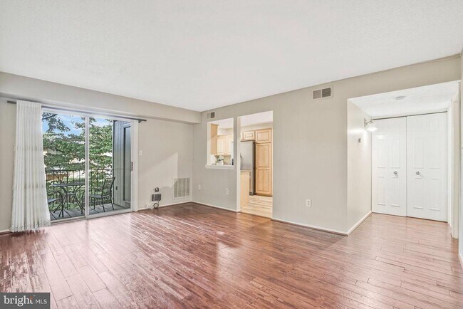 Foto del edificio - 7756 New Providence Dr