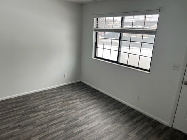 Building Photo - Beautifully updated townhouse, air conditi...