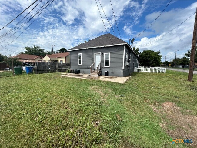 Building Photo - 400 Symes St