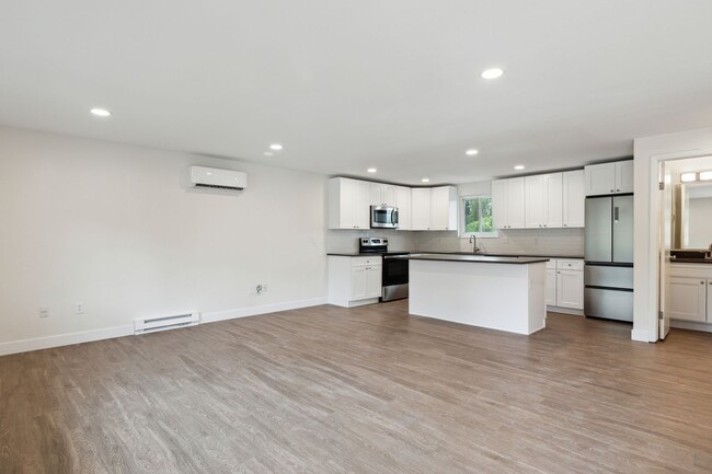 Building Photo - 1421 Spruce Ave
