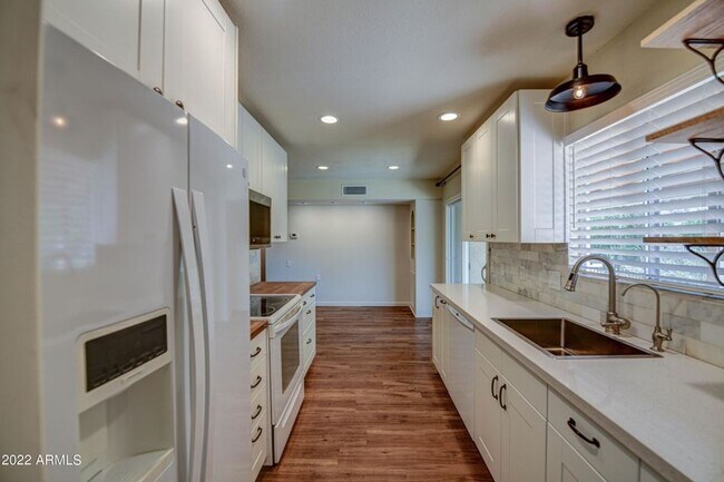 Foto del edificio - Check out this perfect updated gem, long t...