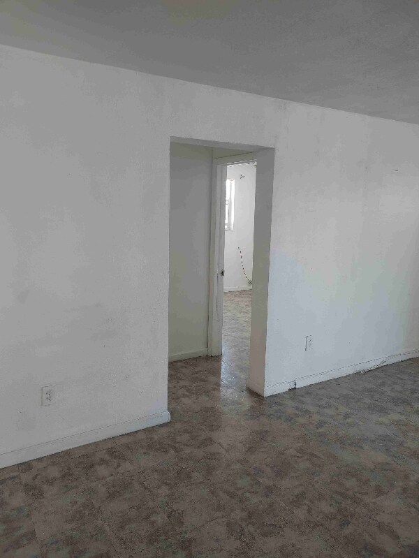 Building Photo - 126 SW 18th Ave