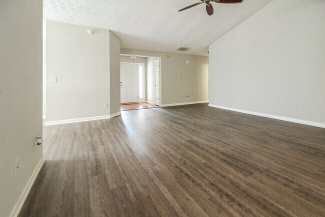 Building Photo - 5729 Lakeview Cir