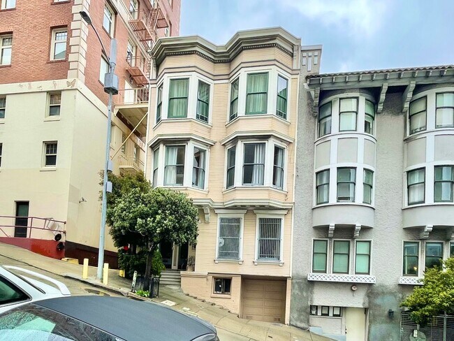 Foto del edificio - Spacious and Bright Lower Nob Hill Studio/1BA! Laundry! Shared yard!  PROGRESSIVE