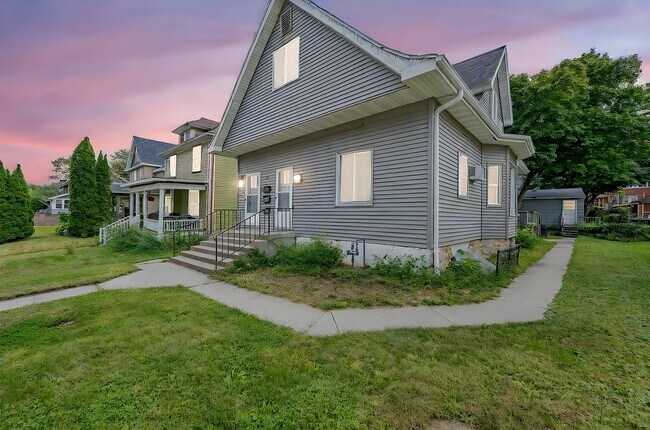 Frente/lateral. - 315 W Pleasant St