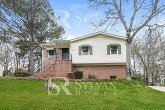 Building Photo - 2832 Creek Ln NE