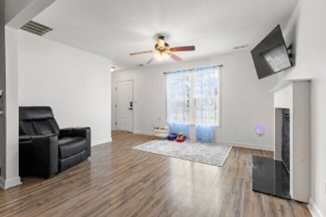 Building Photo - Welcome to your dream home in the desirable Aragona Village!