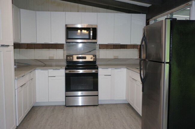 Building Photo - AVAILABLE NOW! 3 BEDROOM, 2 BATH HOUSE IN ...