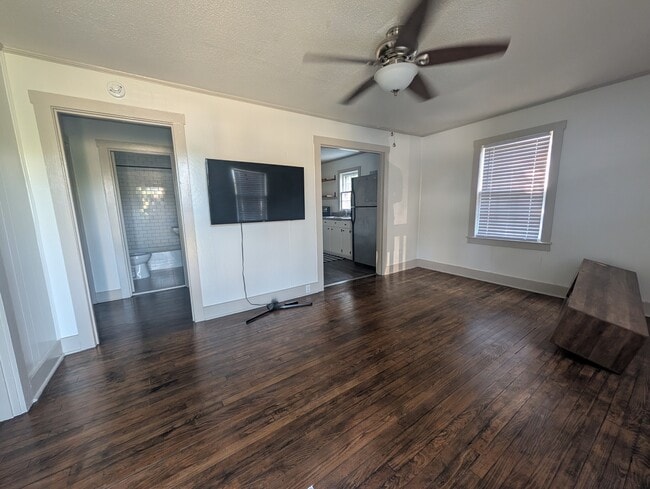 Building Photo - 923 E Valley Dr