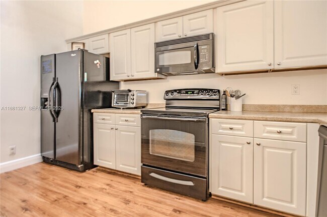 Foto del edificio - 7652 Pinewalk Dr S