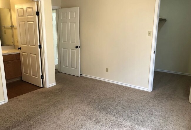 Building Photo - 1801 Sara Dr