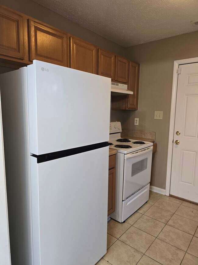 Building Photo - NEW LISTING!!
