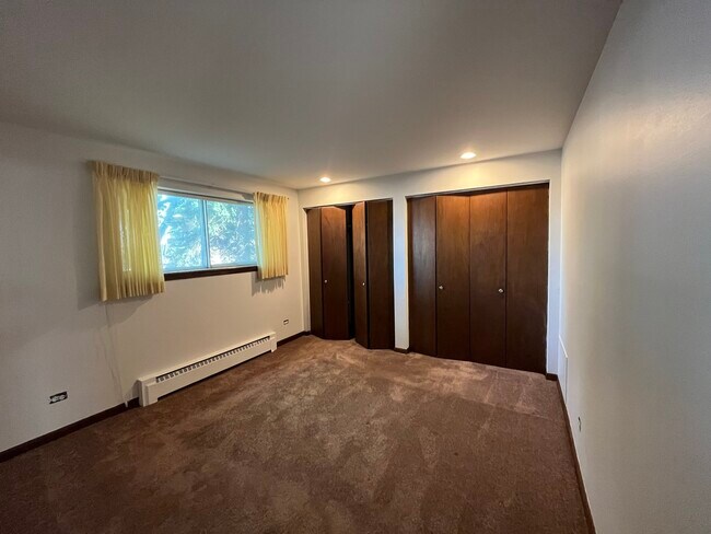 Building Photo - 8900 S Roberts Rd