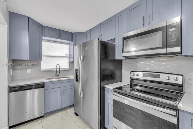 Foto del edificio - 4760 Lucerne Lakes Blvd W