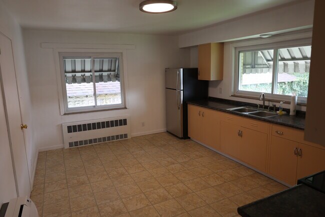 Building Photo - 104 N 9th St