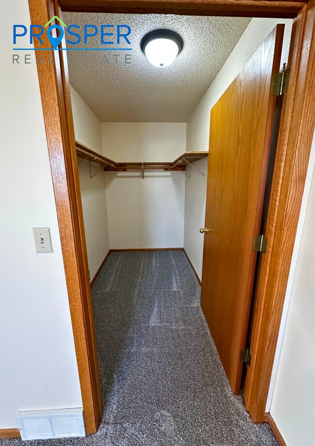 Building Photo - 856 Kari Dr