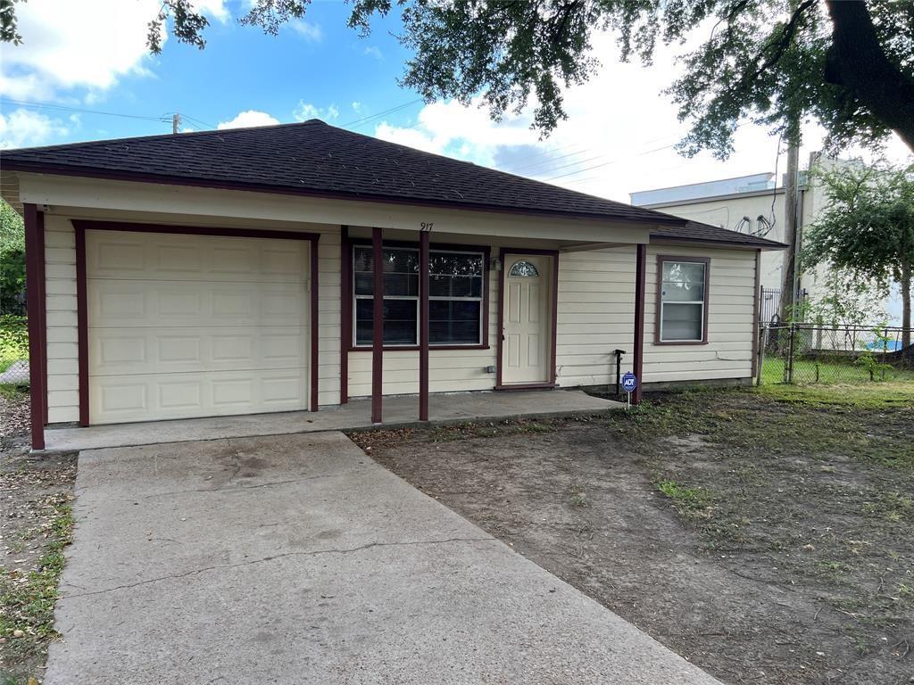 Primary Photo - 917 Benbrook Dr