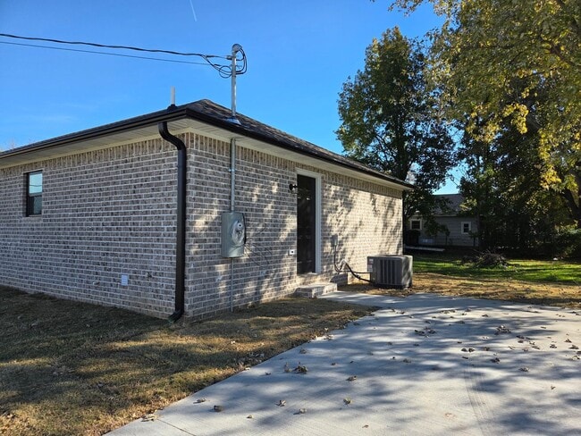 Building Photo - 3 Bed 2 bath home on corner lot