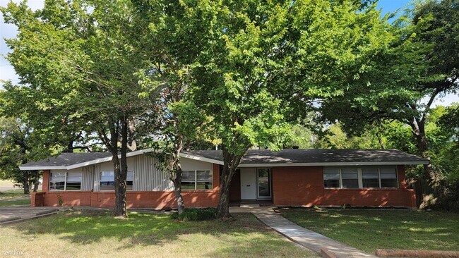 Building Photo - 7 br, 4 bath House - 208 Elm Ave