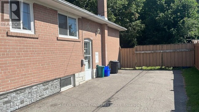 Building Photo - 17 Collins Crescent