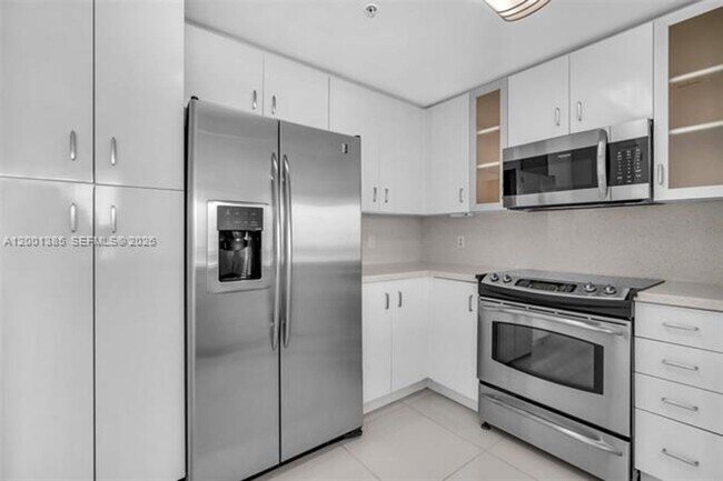 Foto del edificio - 7900 Harbor Island Dr