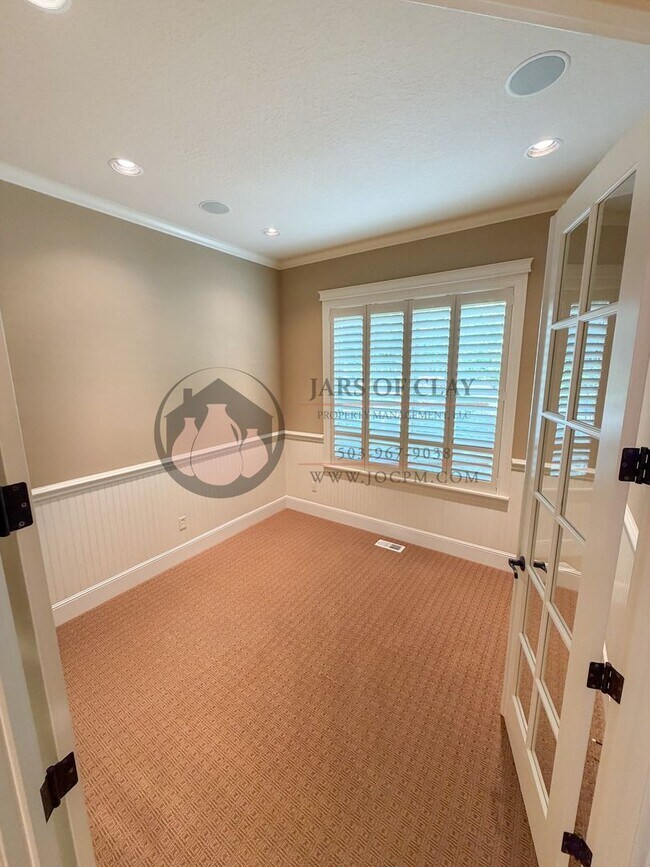 Foto del edificio - Luxurious Woodburn Residence | Main-Floor Primary Suite & Butler's Pantry