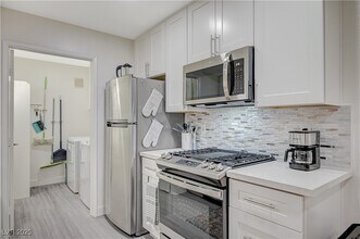 Building Photo - 950 Seven Hills Dr