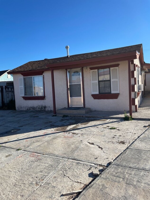 Building Photo - Nice two bed, one bath unit!