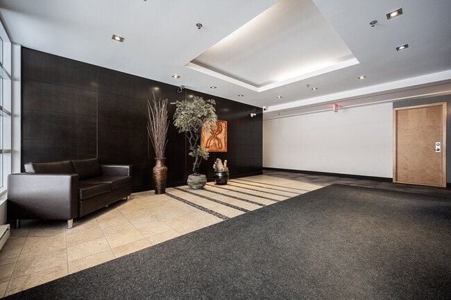 Building Photo - 1100 Rue Jeanne-Mance