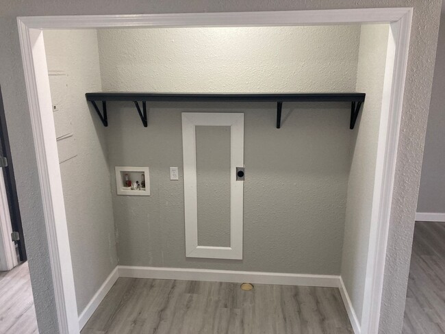 Building Photo - 2 Bedroom , 1 Bathroom Apartment!